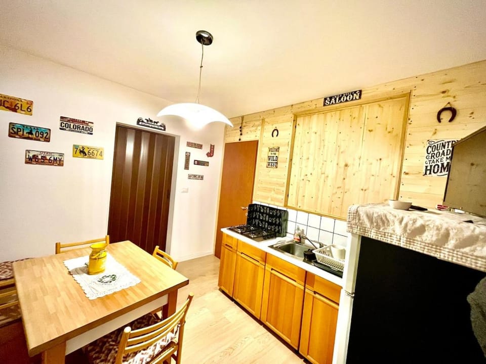 Kitchen or kitchenette, Dining area, microwave, oven, stove