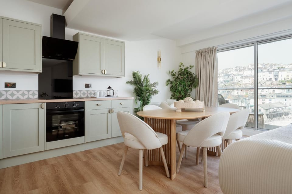Coffee/tea facilities, Kitchen or kitchenette, Seating area, Dining area, dishwasher, stove