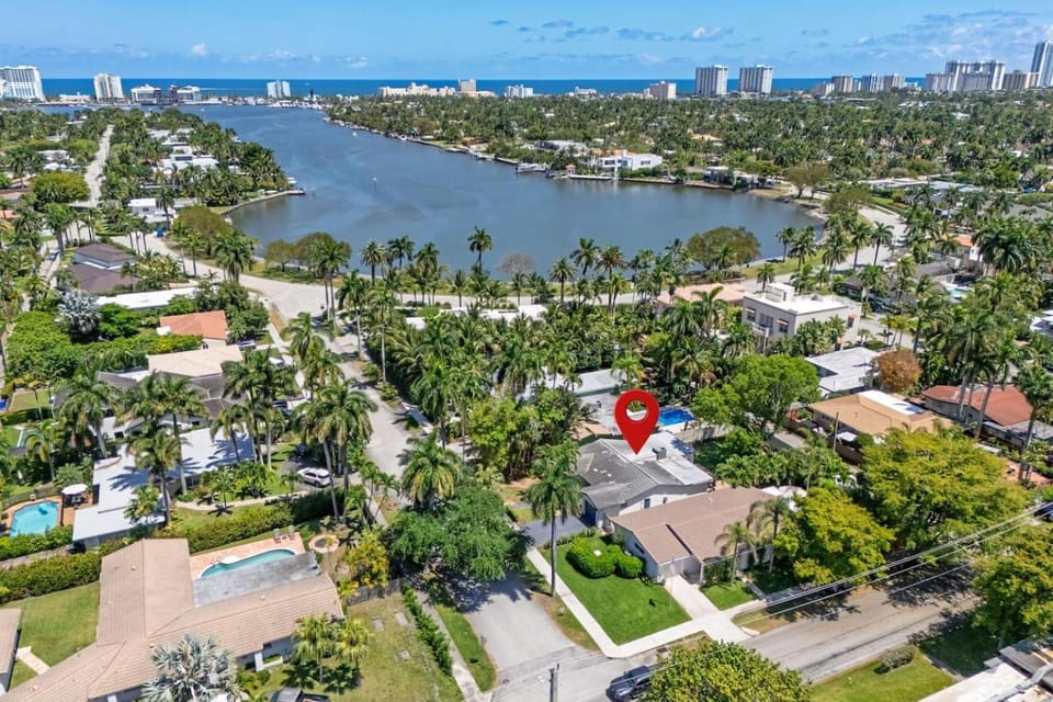 Coastal Breeze Retreat Near Beach, Downtown & Golf Villa in Hollywood