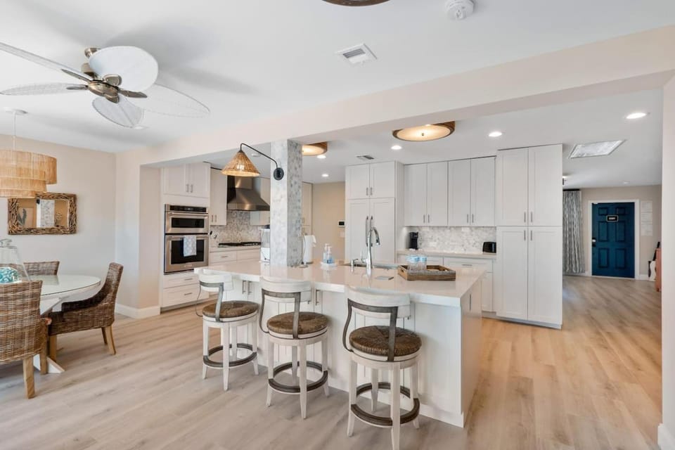 Coastal Breeze Retreat Near Beach, Downtown & Golf Villa in Hollywood