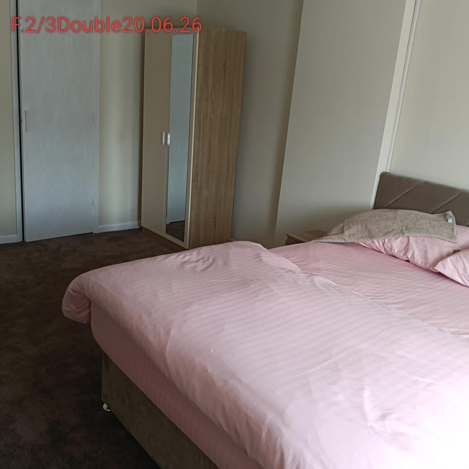 Double bedroom with shared facilities Vacation rental in Colchester