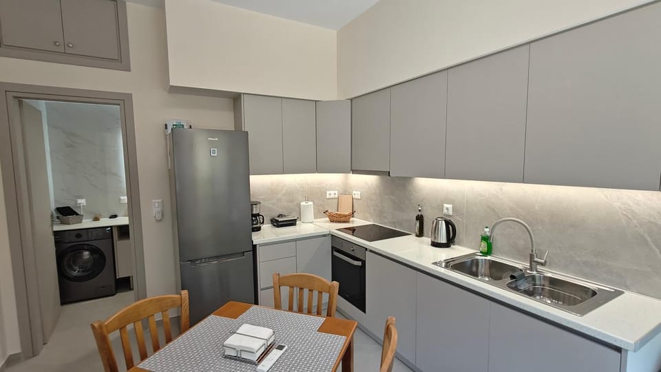 Coffee/tea facilities, Kitchen or kitchenette, oven, stove