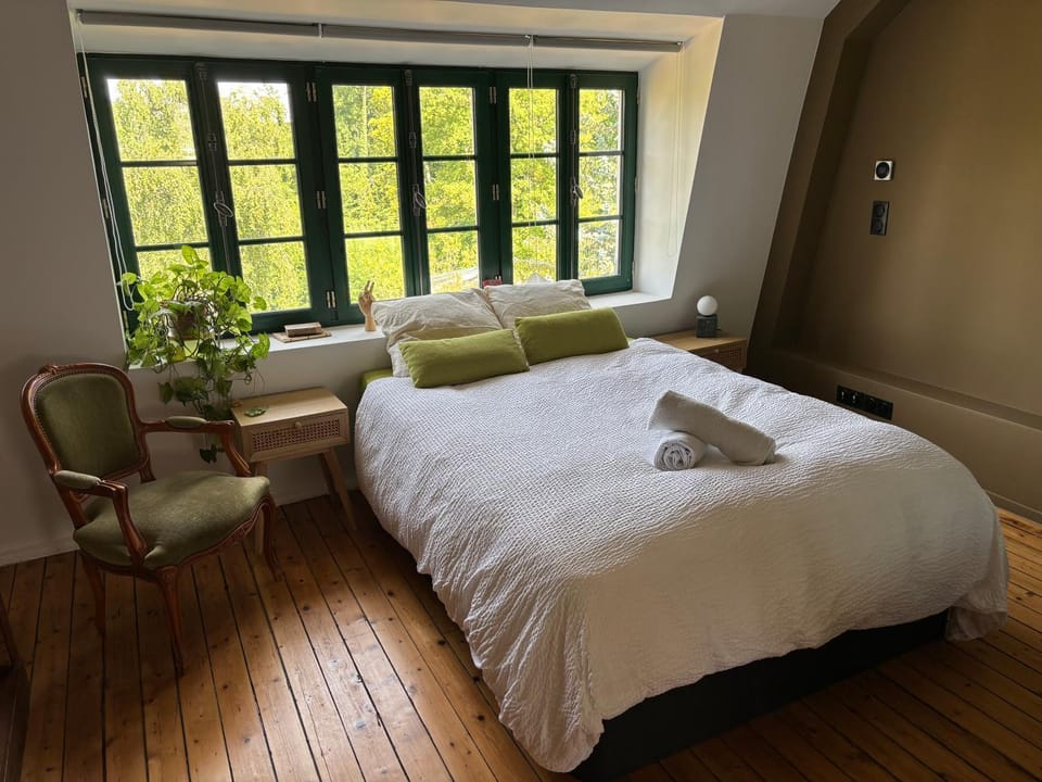 Bed, Garden view, River view