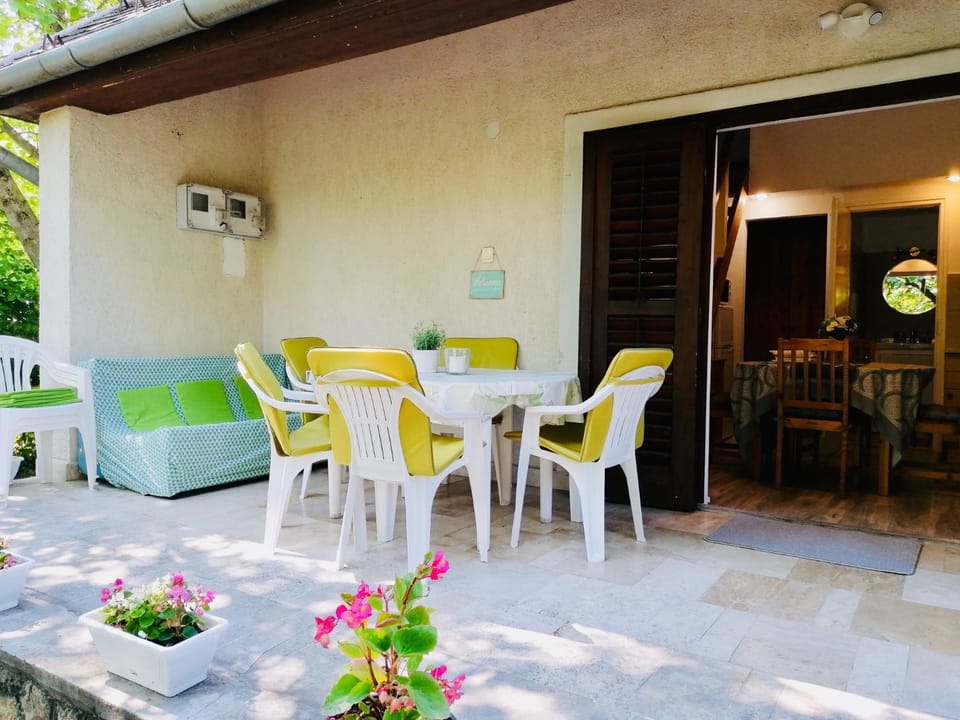 Facade/entrance, Balcony/Terrace