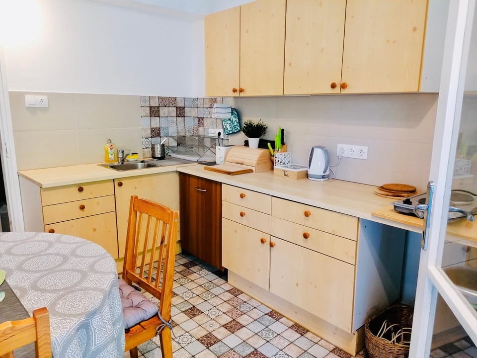 Coffee/tea facilities, Kitchen or kitchenette, dishwasher, stove, toaster