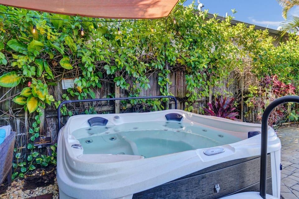 Caribbean Paradise Compound Private Resort-Style Estate with Pool & Jacuzzi Villa in Fort Lauderdale