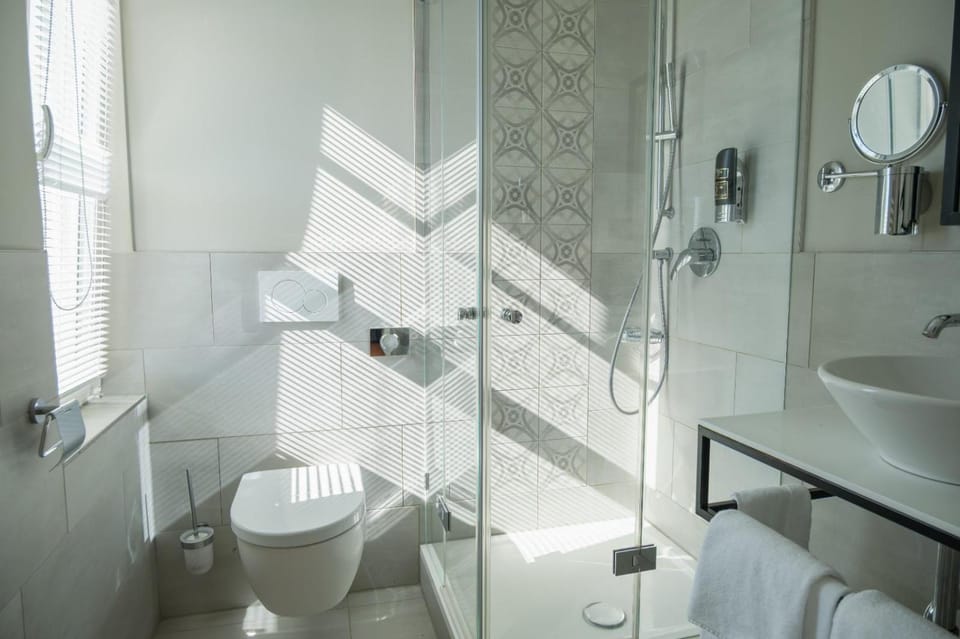 Shower, Toilet, Bathroom, towels