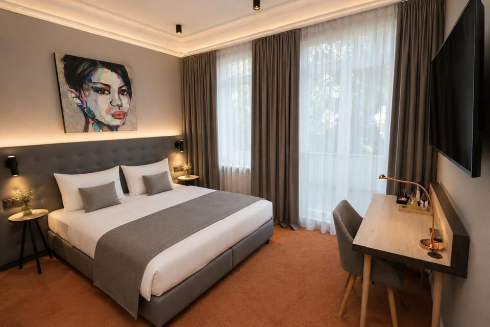 Shower, Bed, Bathroom, TV and multimedia, Coffee/tea facilities, View (from property/room), Balcony/Terrace, Photo of the whole room, Bedroom, Drinks, hair dryier, minibar, soundproof