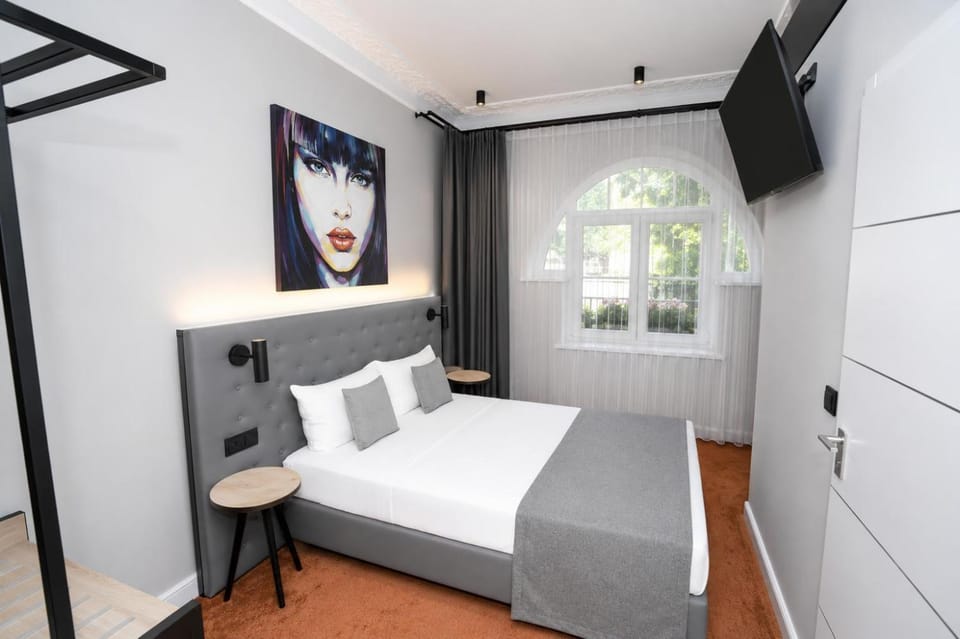 Bed, Bathroom, TV and multimedia, Coffee/tea facilities, Photo of the whole room, Bedroom, Drinks, hair dryier, minibar, soundproof, towels