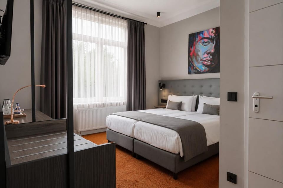 Bed, Bathroom, TV and multimedia, Coffee/tea facilities, View (from property/room), Photo of the whole room, Bedroom, hair dryier, minibar, soundproof