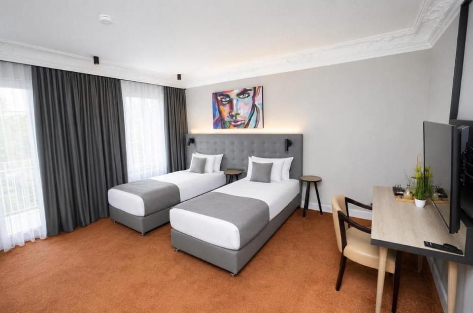 Shower, TV and multimedia, View (from property/room), Balcony/Terrace, Drinks, cot, hair dryier, minibar