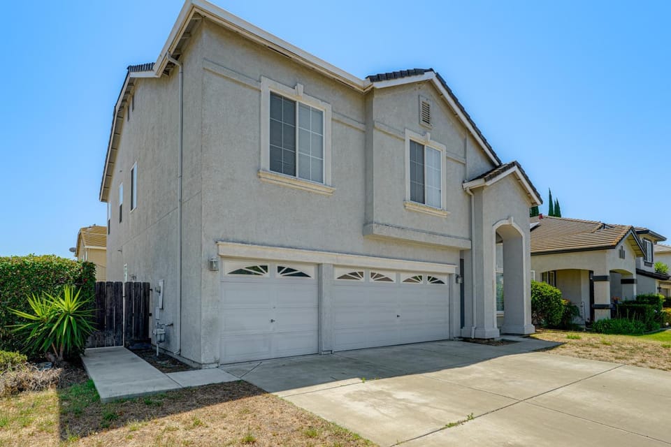 Pool Table & Home Gym! Manteca Group Getaway House in Manteca