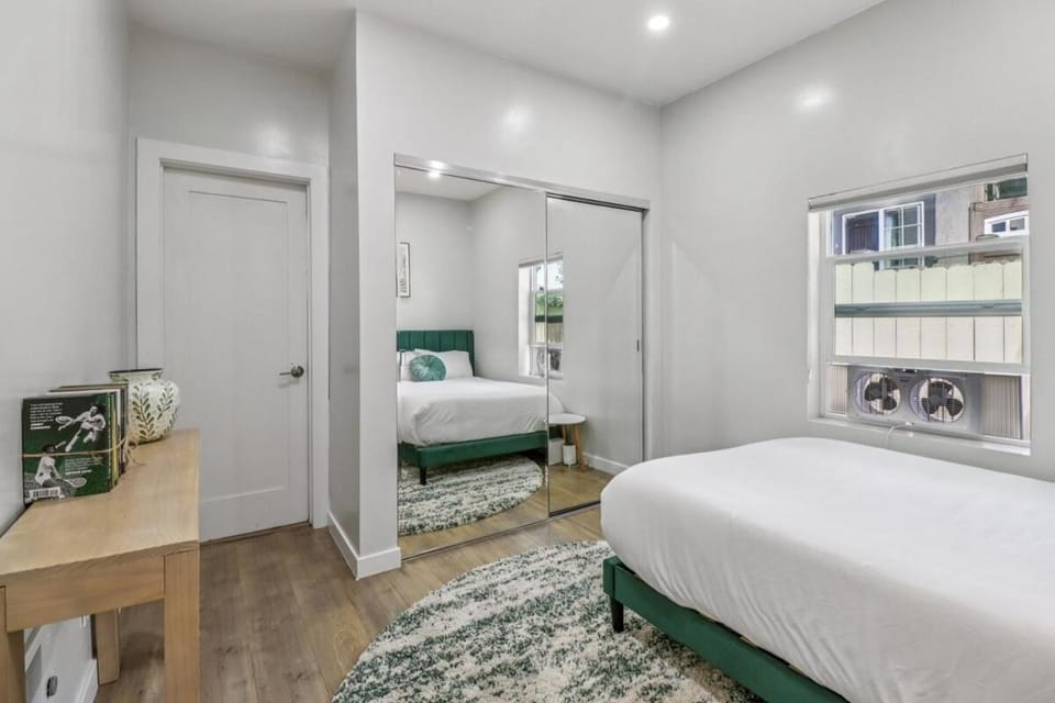 5BD, 3BA Modern Luxury Home with yard in center of SD Apartment in San Diego