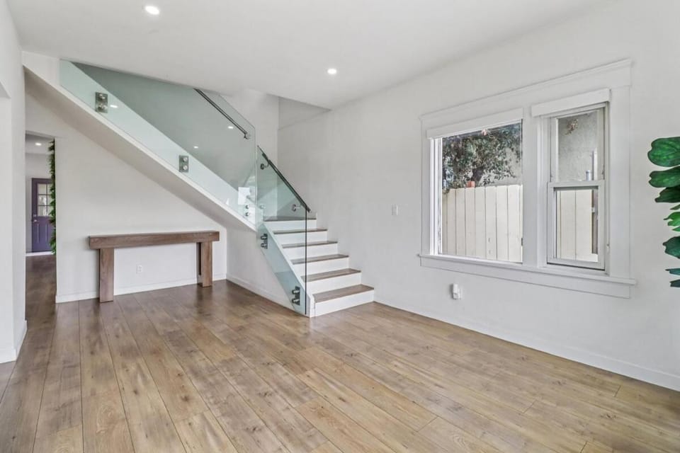 5BD, 3BA Modern Luxury Home with yard in center of SD Apartment in San Diego