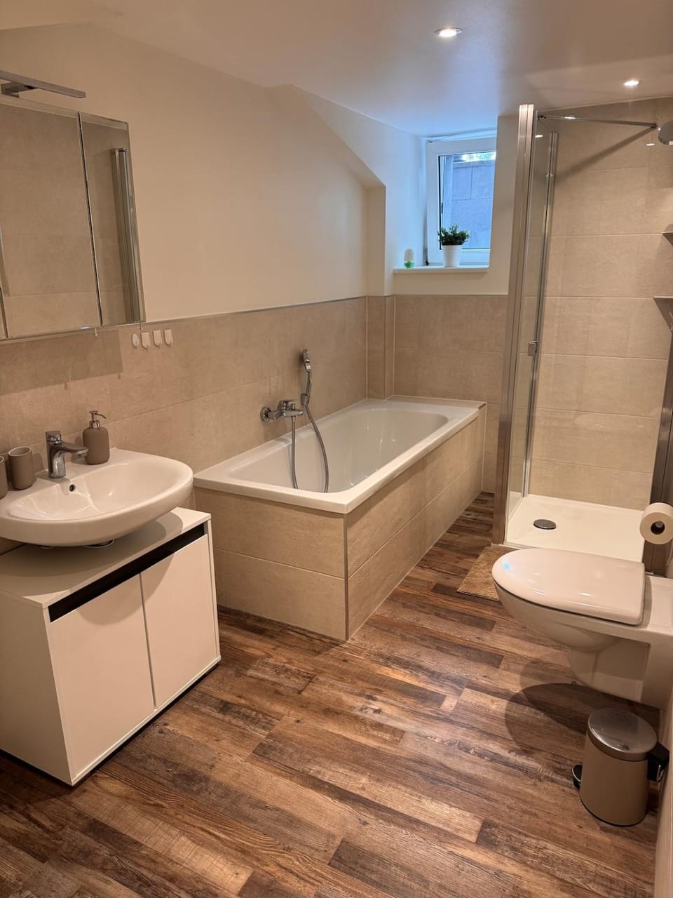 Shower, Toilet, Bathroom, Bath, towels