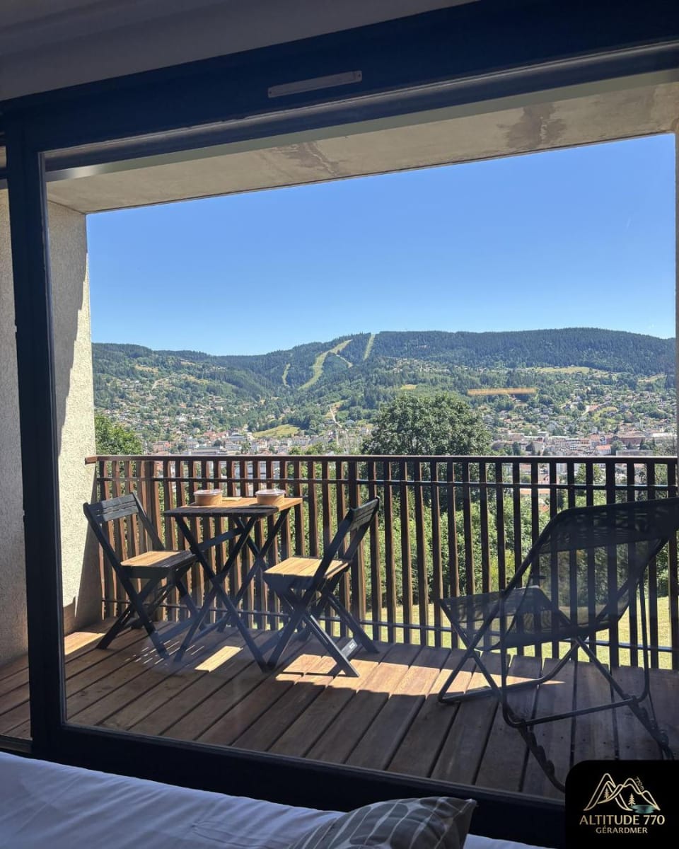 Day, View (from property/room), Balcony/Terrace, Dining area, City view, Mountain view