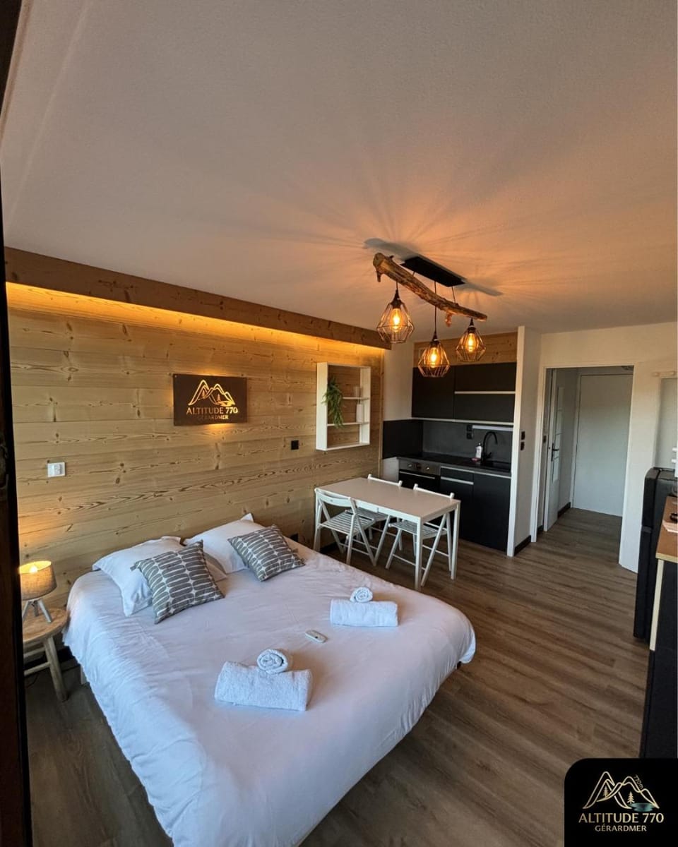Kitchen or kitchenette, Photo of the whole room, Dining area