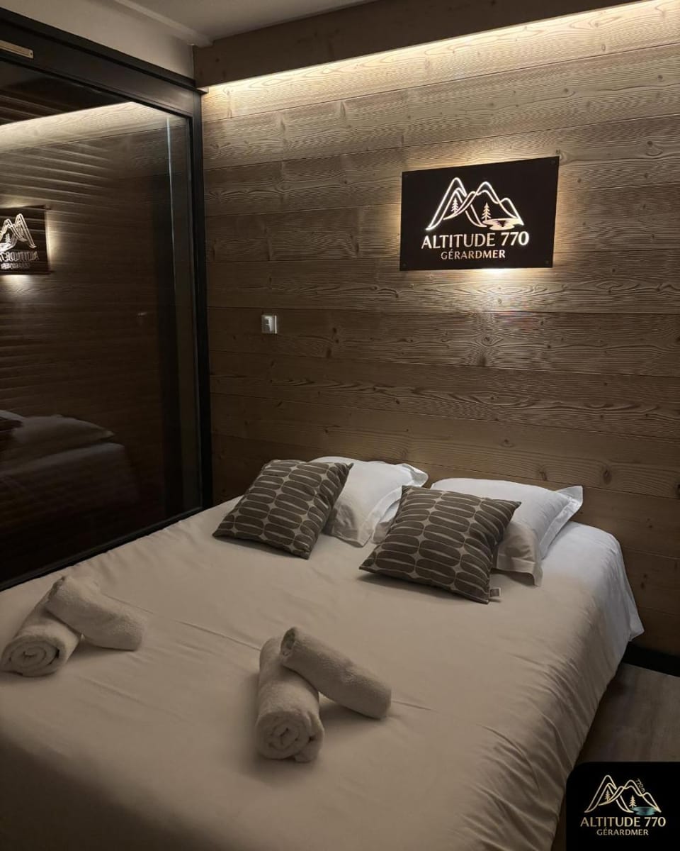 Bed, towels