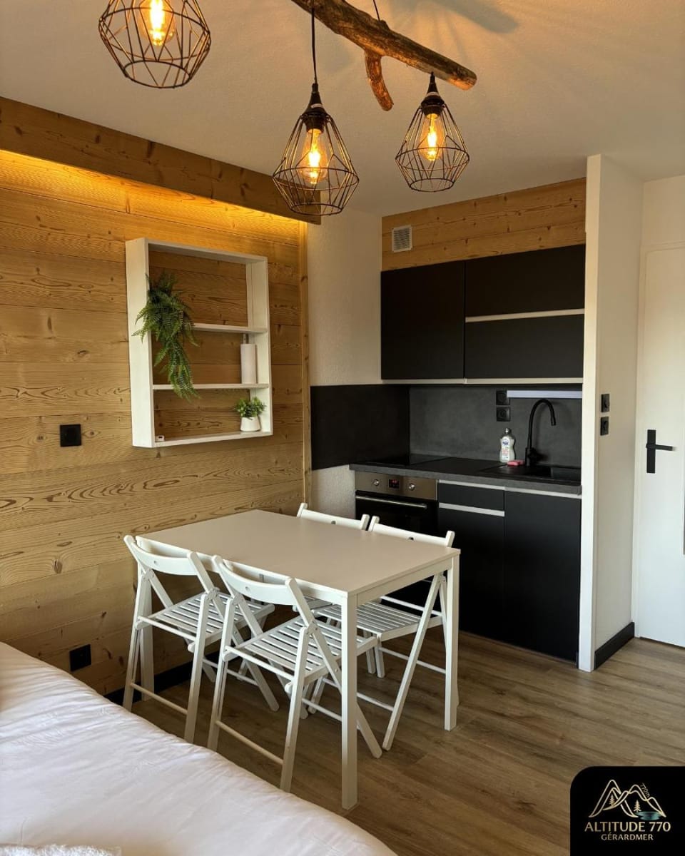 Kitchen or kitchenette, Dining area