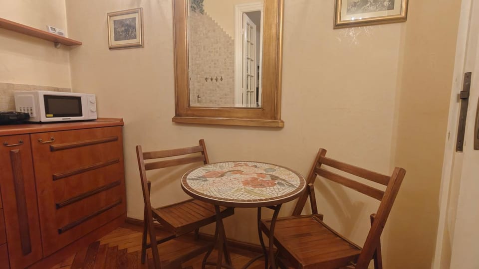 Kitchen or kitchenette, Dining area, minibar
