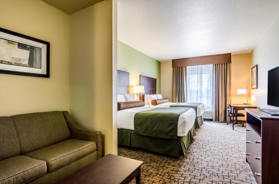 Bed, TV and multimedia, Seating area, Bedroom