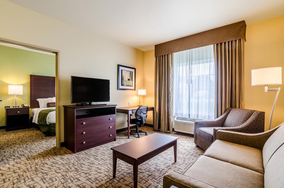 Bed, Library, TV and multimedia, Bedroom