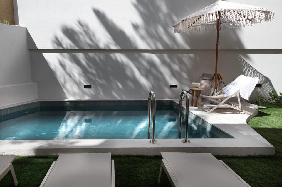 Swimming pool, sunbed