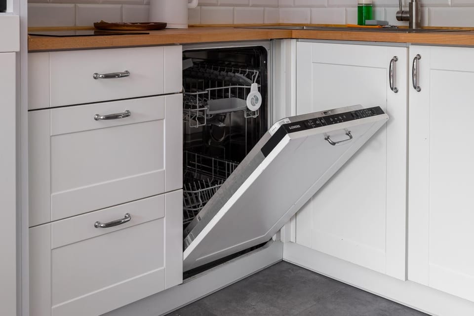 Kitchen or kitchenette, dishwasher