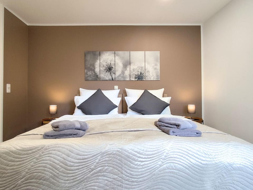 Bed, Photo of the whole room, Bedroom, towels
