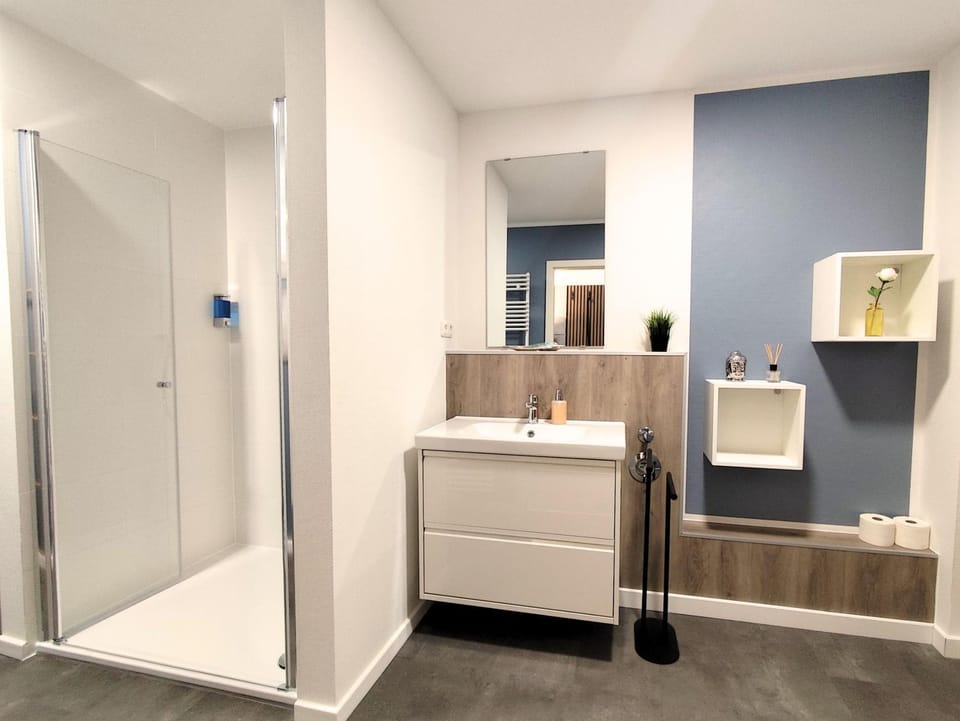 Shower, Bathroom, towels