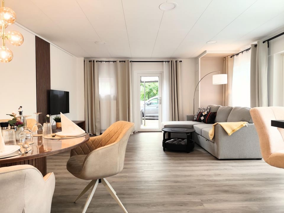 TV and multimedia, Living room, Seating area, Dining area