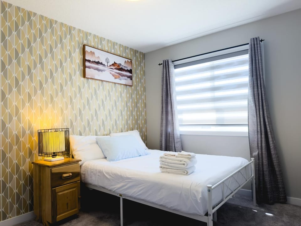Bed, Bedroom, towels