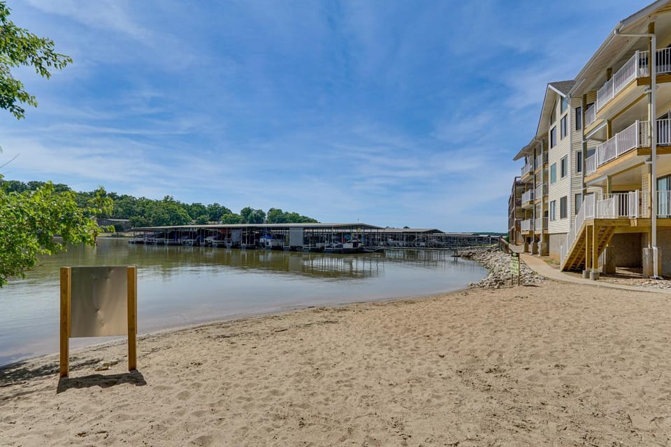Unwind Poolside, Walk to Beach! Ozarks Getaway House in Osage Beach
