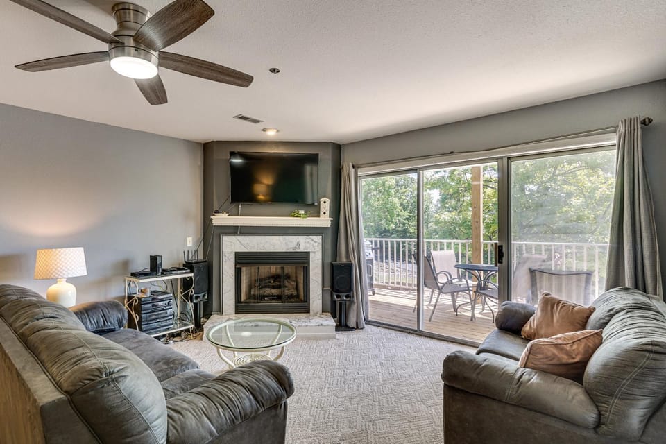 Unwind Poolside, Walk to Beach! Ozarks Getaway House in Osage Beach