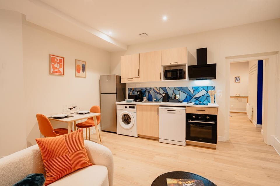 Kitchen or kitchenette, Living room, Dining area, dishwasher, oven, toaster, washing machine