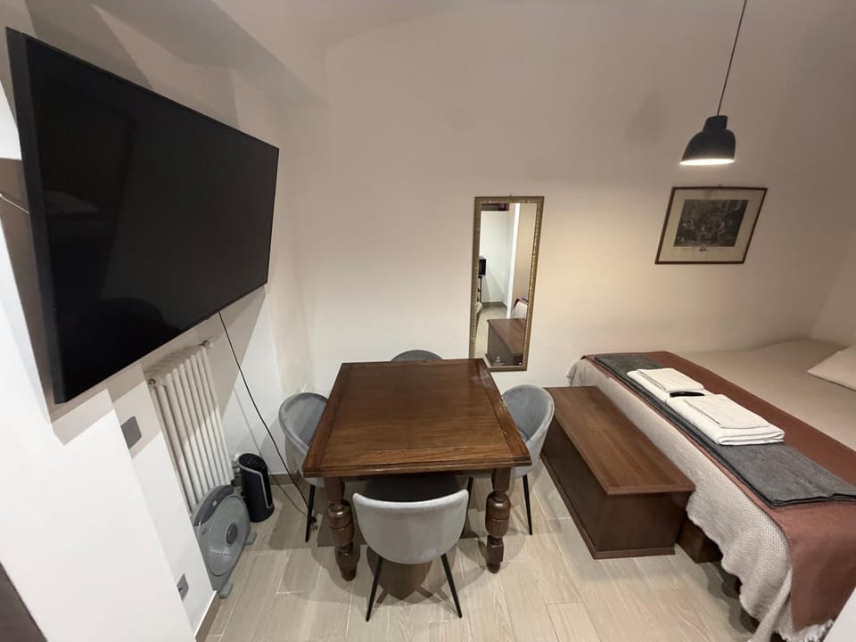 Communal lounge/ TV room, Bed, TV and multimedia, Photo of the whole room, Dining area