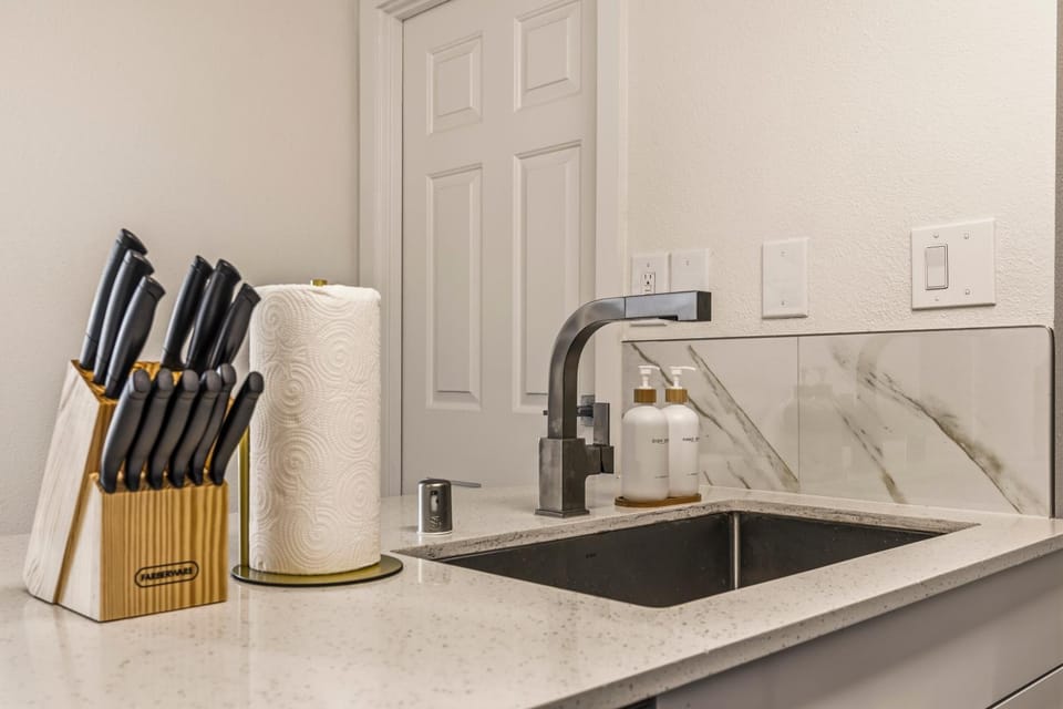 High-Rise Stay & Pickleball & Gaslamp & Balboa Park Apartment in San Diego