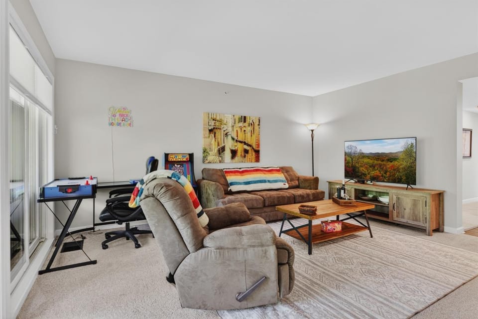 Ski & Summer Escape at Wintergreen Resort - 3BR3BA Condo, Pets OK & Sleeps 12 Apartment in Nelson County