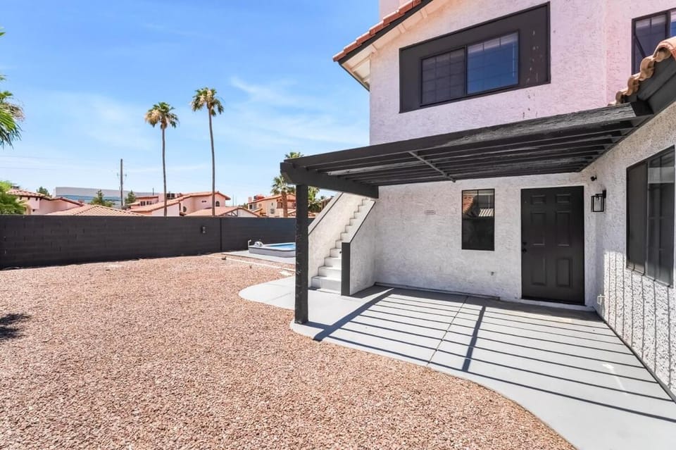 4BR Oasis Dual Suites Pool Near Strip Parking House in Paradise