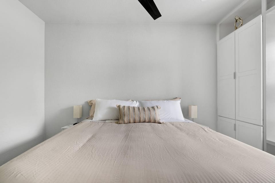 Budget-Friendly Retreat by Fort Worth Stockyards with HotTub & MiniGolf House in Fort Worth