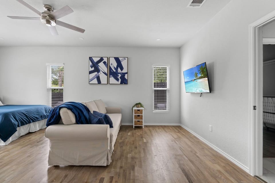 Budget-Friendly Retreat by Fort Worth Stockyards with HotTub & MiniGolf House in Fort Worth