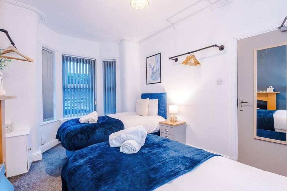 3 BR House | Sleeps 7 | Free Parking | Fast Wi-Fi House in Salford