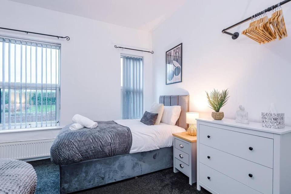 3 BR House | Sleeps 7 | Free Parking | Fast Wi-Fi House in Salford