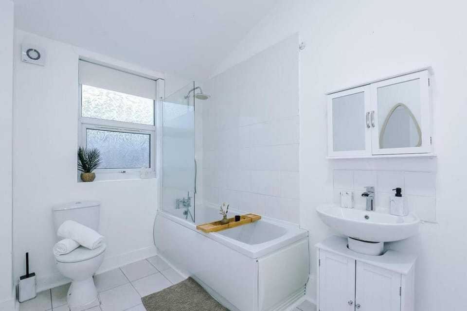 3 BR House | Sleeps 7 | Free Parking | Fast Wi-Fi House in Salford