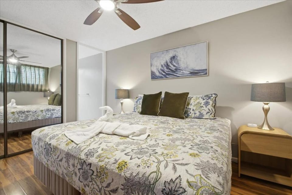 Maui Parkshore 212- 2 bedroom Kihei condo, AC, across from beach, view Apartment in Kamaole