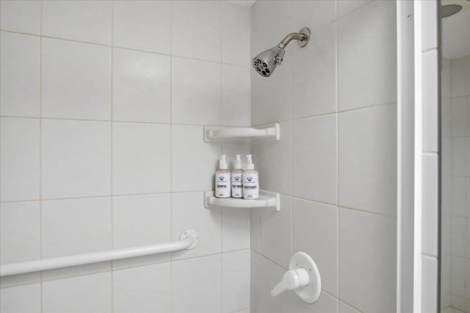 Maui Parkshore 212- 2 bedroom Kihei condo, AC, across from beach, view Apartment in Kamaole