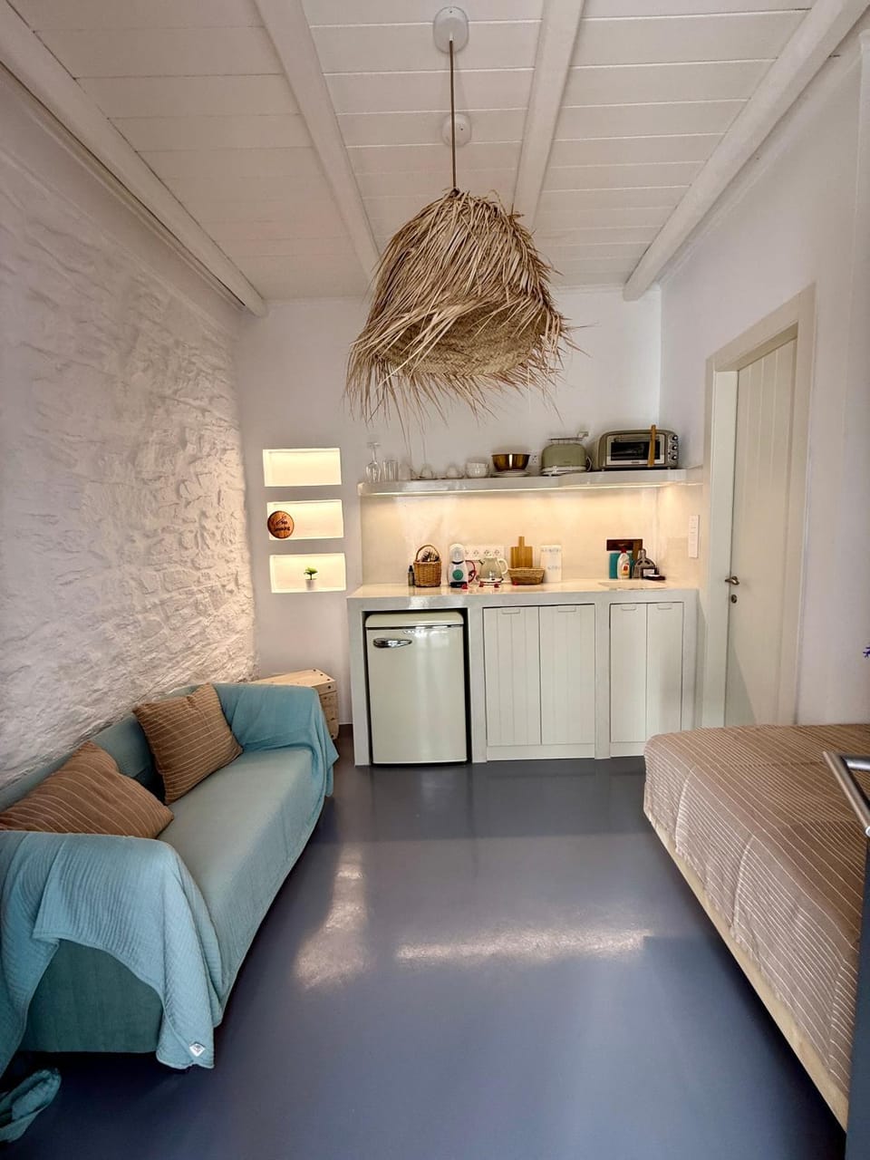 Bed, Kitchen or kitchenette, Living room, Photo of the whole room, Seating area, Bedroom