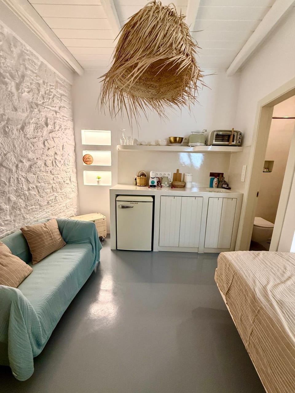 Coffee/tea facilities, Kitchen or kitchenette, Living room, Photo of the whole room, Seating area, Bedroom, Area and facilities
