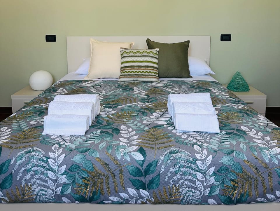 Bed, Bedroom, towels