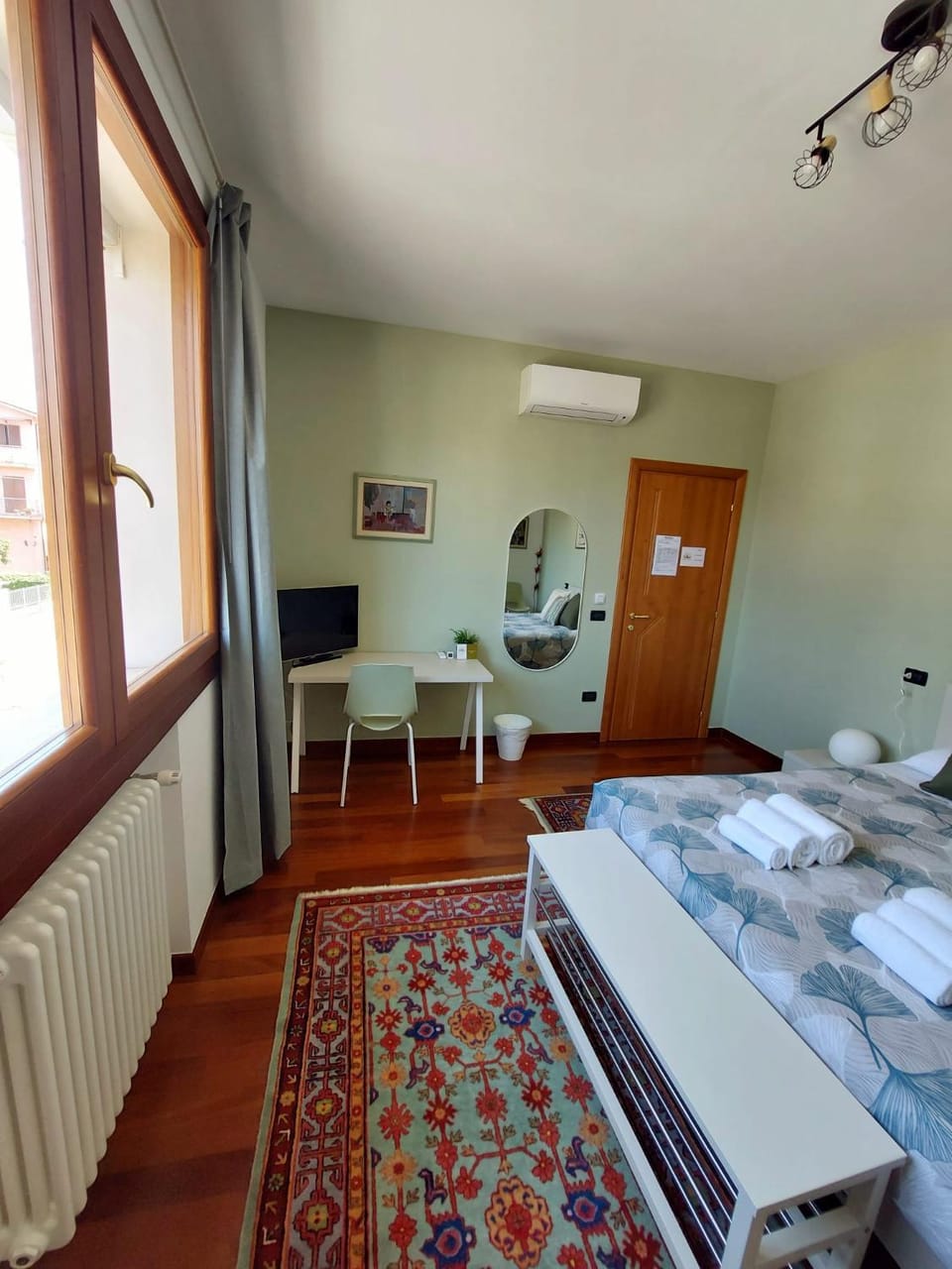TV and multimedia, Photo of the whole room, Bedroom, air conditioner